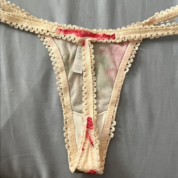 On Gossamer v string thong - Picture 13 of 14